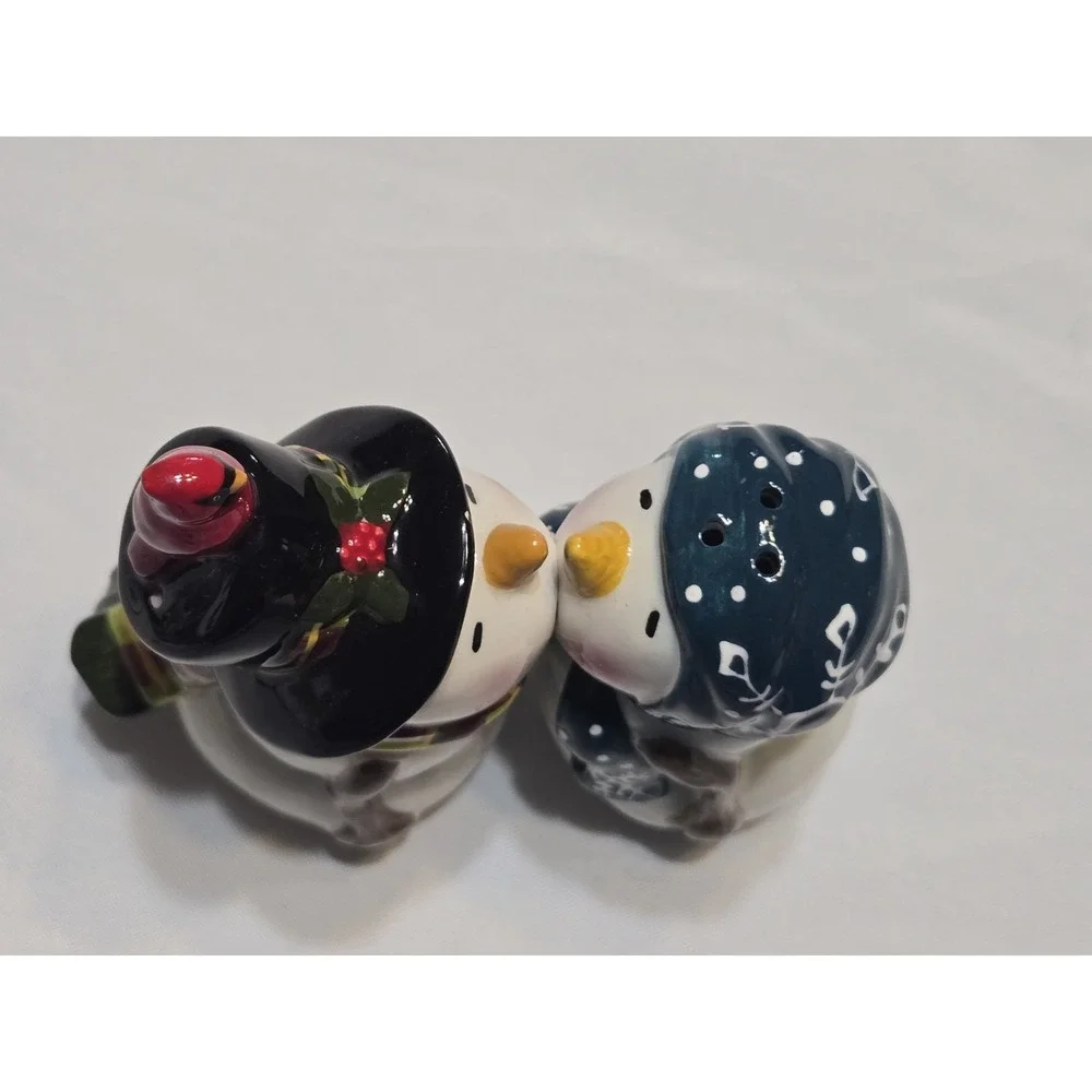 Cracker Barrel Magnetic Kissing Snowmen Winter Holiday Salt & Pepper Shakers
